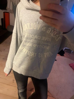 Zadig voltarie  -  En jättefin hoodie från zadig rekommenderar starkt. Den är väldigt bra skick. 