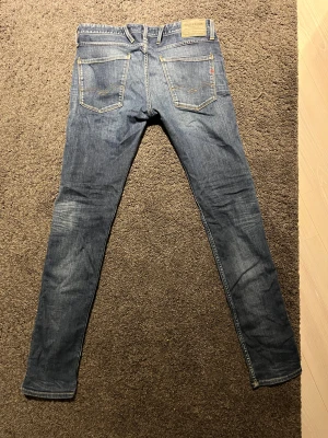 Replay Anbass blå jeans herr - Säljer ett par riktigt feta Replay Anbass jeans i storleken 32/34😍 Ganska små i storlek skulle säga att dem passar allt från 160-175👍🏼Hör av dig vid frågor eller funderingar😀