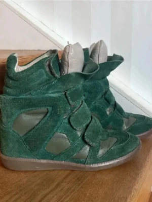 Mörkgröna sabel Marant skor - Säljer ett par sneakers från Isabel Marant i storlek 37. Skriv för fler bilder eller frågor!! 