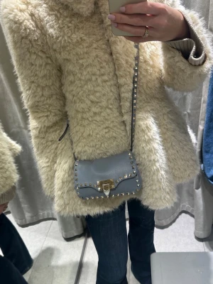 Valentino väska - Säljer världens finaste valentino väska i blå färg som inte säljs längre. Super fin till vår och sommar men funkar såklart året runt🥰Har dustbag!