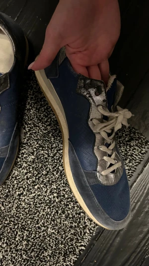 Blå Philippe model  - Säljer ett par snygga blå sneakers från Philippe Model med silverfärgade detaljer och vit sula. Sulan är lite trasig men skon är annat bra skick