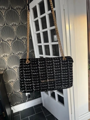 Valentino väska - Nästan helt oanvänd väska från valentino som kommer med dustbag , skriv för fler frågor🥰 Går att använda som axelväska eller över hela kroppen då snöret kan justeras. Nypris 1900kr