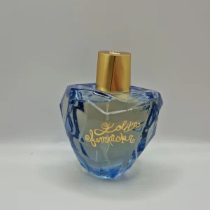 Lolita Lempicka Mon Premier Parfum 50ml - Gammal klassisk gourmand. Köpt på Cocopanda för några veckor sedan. Säljer vidare då jag inte gillar gourmands. Försöker alltid skicka efter 1-2 dagar. Packar alltid väl. Har tyvärr inte kvar lådan. Toppnoter: Cherry, Star Anise, Ivy. Hjärtnoter: Licorice, Violet, Orris, Amaryllis. Basnoter: Praline, Vanilla, Tonka Bean, Musk, Vetiver. 
