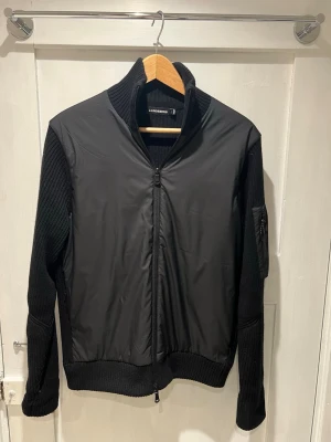 J.Lindeberg Cardigan  - Tja! Säljer denna riktigt feta Cardigan jackan från J.Lindeberg. Den är använd ett fåtal gånger och säljer den för endast 1099 | Nypris - 3400 | Skick - 9,5/10 | Size - S | Tvekaninte att höra av dig vid minsta lilla fundering!🙌