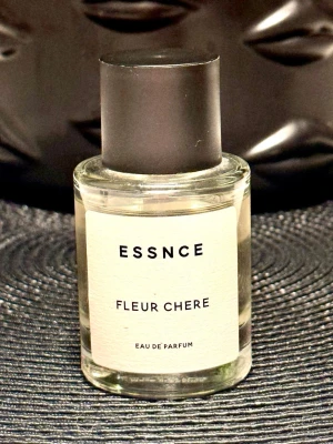 Essnce Fleur Chere EdP - Essnce FLEUR CHERE doftar som BACCARAT ROUGE 540  från MAISON FRANCIS KURKDJIAN. En träig och söt Eau de Parfym. För mängd se bild. 