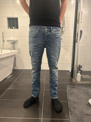 Dondup jeans George  - Dondup jeans George storlek 33, sitter mindre. Modellen är ca 186 så du behöver vara lite kortare för att de ska passa. Vikt 69kg.