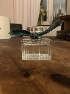 Chloé parfym - Chloé parfym i doften Rose Naturelle Intense. Se bilder för hur mycket som finnns kvar i flaskan, har tyvärr ingen tillhörande låda. Nypris: 1465:-