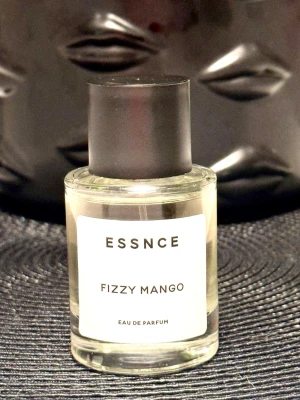 Essnce Fizzy Mango EdP - Essnce FIZZY MANGO är deras egen skapade parfym i kollektionen Tropical Destination. En fruktig och blommig Eau de Parfym. För mängd se bild. 