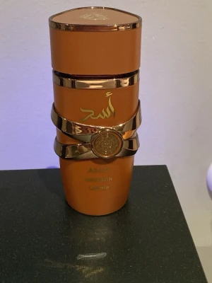Lattafa Asad Bourbon 100ml - Säljer min Lattafa Asad Bourbon. Riktig fin vinter doft. Ungefär 97 ml kvar