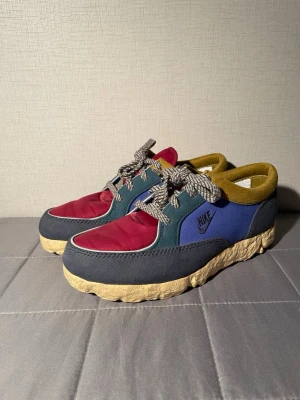 Nike Be-Do-Win – EU 40.5 / US 7.5 – Very lightly worn - Very lightly worn and in very good condition, as clearly shown in the photos. No damage or flaws — only minimal signs of use.  The Be-Do-Win features a bold, experimental design with a textured sole and mixed materials, making it stand out from standard Nike models.  Details: • Size: EU 40.5 / US 7.5 • Style code: DR6694-400 • Very light wear • Clean uppers, solid sole • No original box  Feel free to message me if you want extra photos or more information.