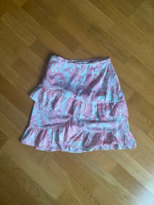 kjol  - Kjol från Bik Bok i mönster blå och rosa 