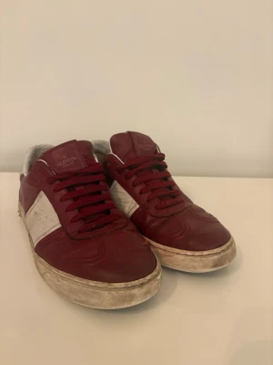 Valentino flycrew - Valentino flycrew✨| skick 6,5/10 | storlek 39 men passar även upp mot 40/41🙌| Inget og ingår bara skorna🙌| BYTER GÄRNA MOT LANVINS I STORLEK 40/41🤗| Hör av er vid flera frågor eller bilder 🤗| GJ🍀