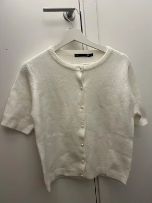 Vit stickad topp - Säljer denna vita stickade toppen med fina pärldetaljer 💗 tyvärr inte min stil! Använd 1 gång. 