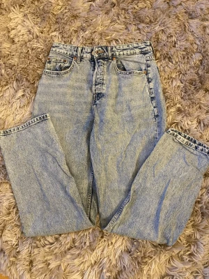 Ljusblå jeans från H&M - Hög midja