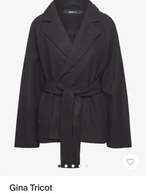 Svart kappa från Gina Tricot - Säljer min kappa från Gina Tricot. Den är använd några gånger men har inga defekter. Nypris 700kr och pris kan diskuteras🤍
