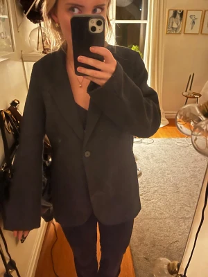 Oversized kavaj - Oversized kavaj från H&M. Den har struktur i tyget, se bild två. Den är använd mycket och därför ganska nopprig. Skriv ifall du vill se fler bilder!☺️