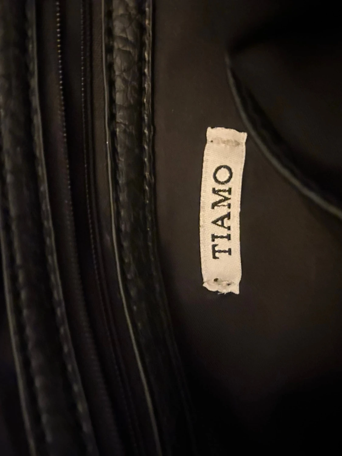 Svart axelväska med kedjedetaljer från Tiamo - 3