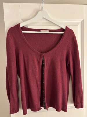 Vinröd kofta  - Fin vinröd kofta från Wera❤️storlek L men väldigt liten i storlek så skulle säga M