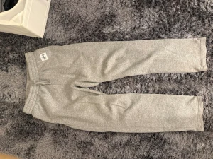 Grå mjukisbyxor  - Säljer ett par grå mjukisbyxor från Andy by Frank Dandy i storlek S. Byxorna har resår och snörning i midjan för skön passform.