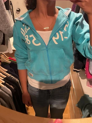 Turkos hoodie - Väldigt söt turkos/blå lite croppad hoodie. Den är barn storlek men man kan ha den över ett linne till exempel. Inga större tecken på användning. Kommer inte till användning💕