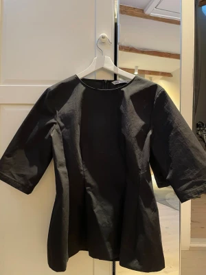 Svart blus från Zara  - Så fin blus från Zara! Den har trekvartsärmar och är insydd i midjan. Storlek M, men passar mig som vanligtvis är en S🥰 Knappt använd, nyskick!