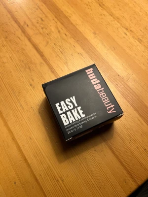 Huda Beauty Easy Bake Pound Cake puder - Loose baking & setting powder från Huda Beauty i nyansen Pound Cake. Oöppnad 