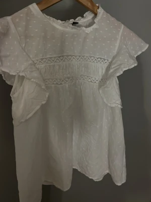 Blus - Super söt vit blus. Den är perfekt till en härlig sommarkväll. Priset går att diskutera vid snabbt köp. Skriv om ni vill ha bättre bilder!