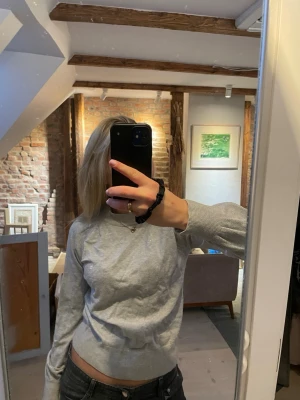 Grå stickad tröja från Gina Tricot - Stilren, grå stickad tröja från Gina Tricot. Bra skick!