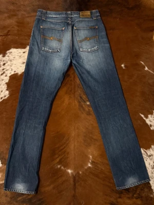 Nudie EasyEmil - Tjena! Säljer dessa riktigt snygga nudie jeans i modellen EasyEmil(straight), fint använt skick, W32/L36, hör av dig vid funderingar!🙌