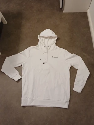 Vit huvtröja Knowledge Cotton Apparel  - Vit huvtröja från Knowledge Cotton Apparel i fint skick. 