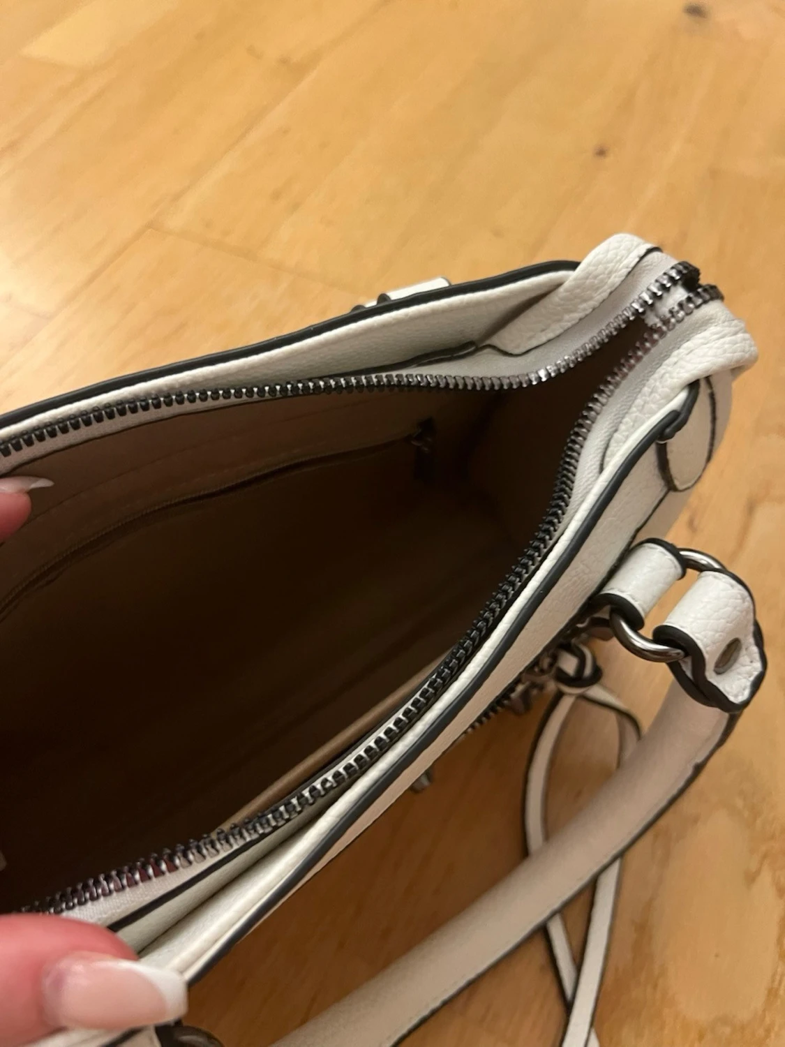 Vit handväska med dragkedjor - 2