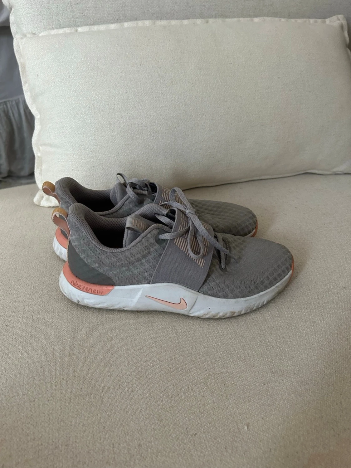 Grå Nike Renew sneakers med persikodetaljer