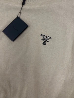 Beige t-shirt - Snygg beige t-shirt  Klassisk rund halsringning och korta ärmar. Tillverkad i mjuk bomull som känns skön mot huden. Perfekt för dig som gillar stilrena designer och exklusiva märken.