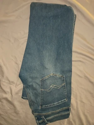 Replay Anbass jeans blå, storlek 31 - Säljer ett par snygga Replay Anbass Slim fit.Jeans i färgen blå.Jeansen har jeansmaterial med bekväm passform.Är helt nya aldrig använda. 31/32 i storlek bara att höra av dig om du är intresserad😃Priset kan diskuteras!!