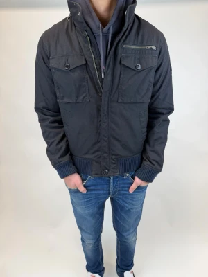 Woolrich Jacka  - Hej! Säljer nu denna väldigt snygga och eftertraktade Woolrich Fieldjacka!  Jackan är slutsåld överallt och går inte att få tag på… jackan är perfekt nu till hösten/vintern  Storlek S  Ny pris: 6000 kr Säljs för: 1399 kr 