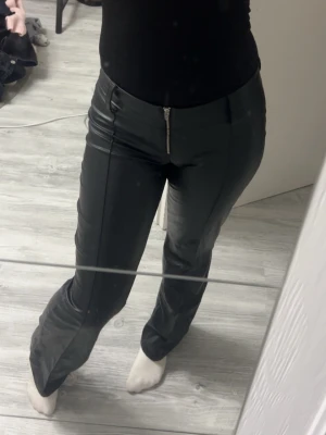 Skinnbyxor bootcut - Lågmidjade skinnbyxor från Gina. Storleken är 158-164 och passar mig som har S/XS i byxor i vanliga fall! Är 160cm lång och dessa går ner till hälarna☺️de är knappt använda och som nya