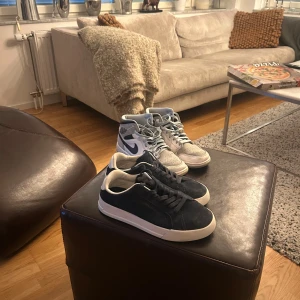 Nike Jordan 1 mid och svarta Tommy hilfiger sneakers!  - Hej! Säljer nu mina jordans 1 mid och mina blåa Tommy hilfiger sneakers! Jag har haft mina jordans i ungefär ett år men de ser otroligt bra ut och är i bra skick! Jag har även haft mina blåa sneakers i ungefär 3 månader och de har knappt en enda skråma på sig! Jordans i storlek 43 och sneakers i storlek 42! 