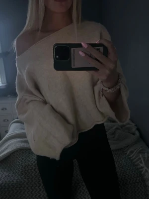 One shoulder tröja  - Stickad one shoulder tröja i beige 