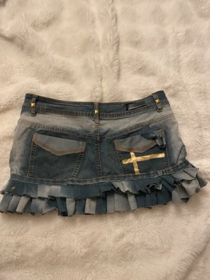 y2k handgjord kjol med kors och volanger - jättesöt kjol med fin passform gjord av mig 💗 följ för mer