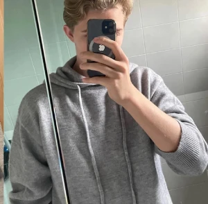 Stickad hoodie - Säljer en stilren grå hoodie från Pier One med mjukt stickat material och ribbade muddar. Tröjan har huva med snörning och långärmade ärmar. Perfekt för chill dagar, använd 2 gånger.Storlek XS men sitter som S. Hör av dig vid funderingar! 