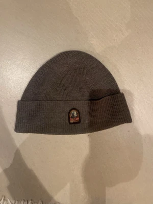 Parajumper mössa - Parajumper mössa i bra skick en liten defekt som inte märks av vid användning ses på bild 3 pris 179kr kan diskuteras