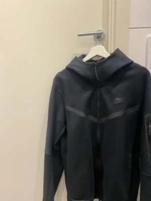 Nike Tech Fleece storlek M - Kanon skick, själv växt ut och säljer nu för 550, köpte för 1200