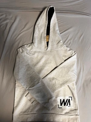 Hoodie  - En hoodie från märket Warr. Ingen användning 