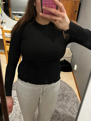 Ribbad långärmad tröja från Only - Långärmad svart tröja från Only i storlek M, den är liten i storlek för jag har vanligtvis M i storlek på dom flesta kläder. Passar dom som har S och möjligtvis Xs.