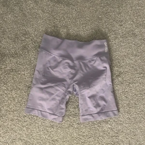 DFYNE shorts - Lila dfyne shorts i stl S 6,5 impact! Färgen finns inte kvar på hemsidan längre. Jättefint skick🌺