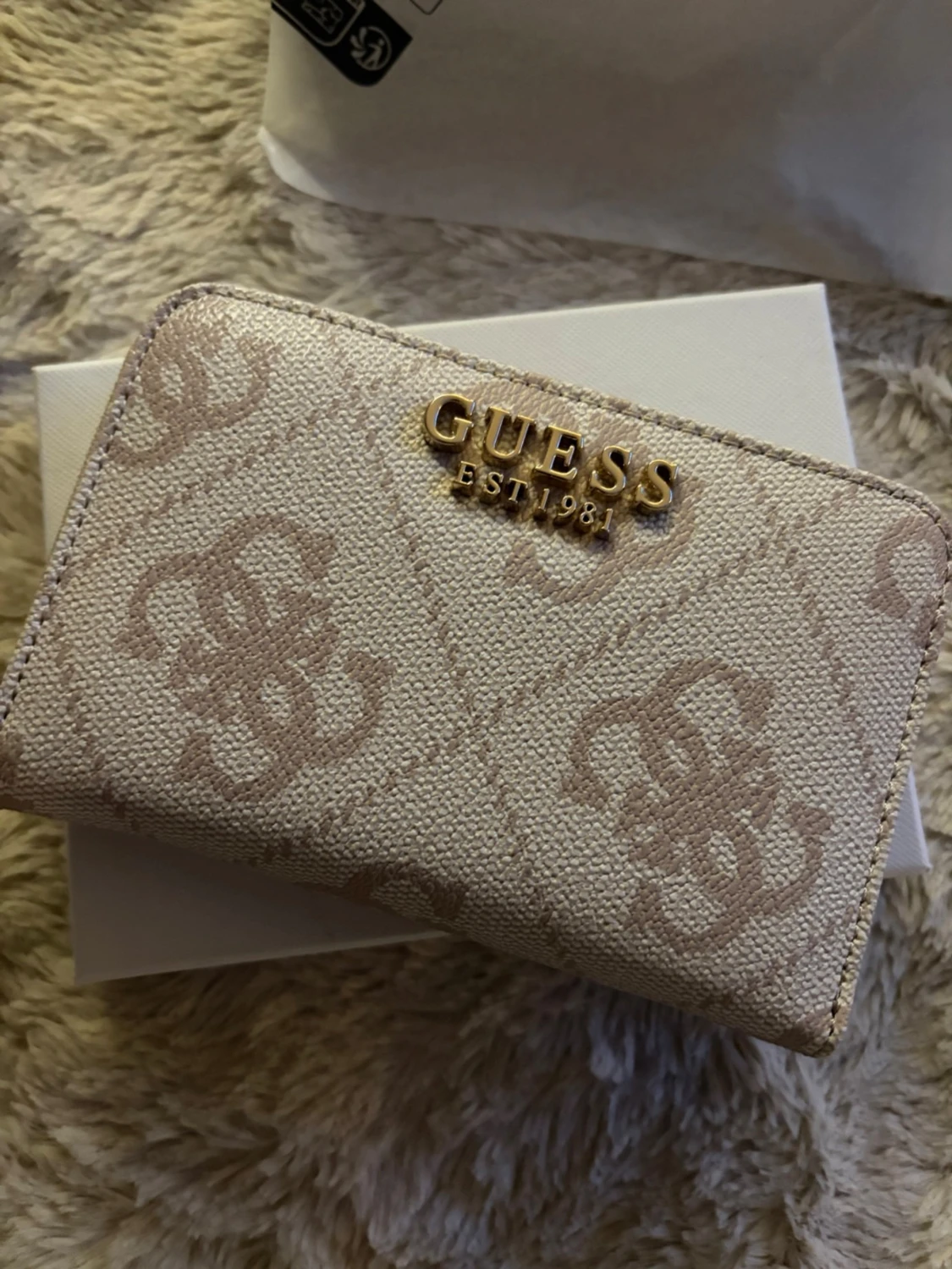 Beige plånbok från Guess med logomönster - 3