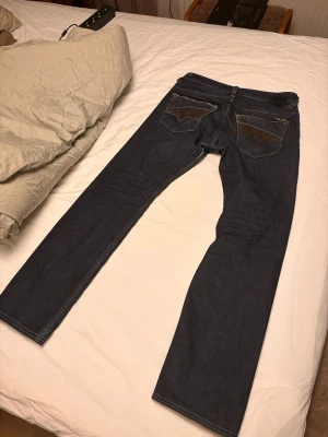 DIESEL JEANS - Säljer ett par otroliga vintage Jeans från diesel med en jätte bra passform sitter straight och lite vidare, väldigt snygga baktill med de feta detaljerna och bakfickorna! Strl 32/34