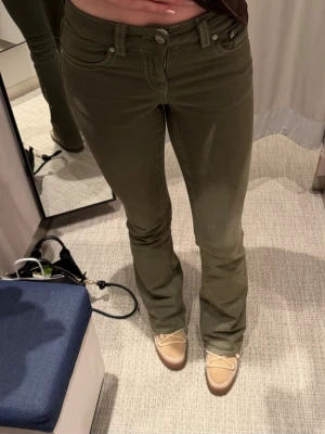 Khaki jeans från Gina Tricot  - Säljer mina gröna jeans från Gina Tricot i storlek 34. De har en låg midja, flap pockets och jag är 163 cm och de sitter bra på mig. Jag köpte dessa förra veckan så därför är de endast använda en gång. Det kändes inte helt rätt så därför säljer jag dem nu. Nypris: 499 kr. Hör gärna av dig vid frågor💗