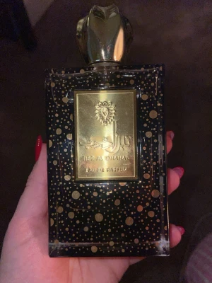 Tibr Al Dhahab Eau de Parfum - Snygg Eau de Parfum med unik design och gulddetaljer. Tillverkad i Förenade Arabemiraten, 80% vol. Perfekt för dig som vill sticka ut med en exklusiv touch i din doftsamling.