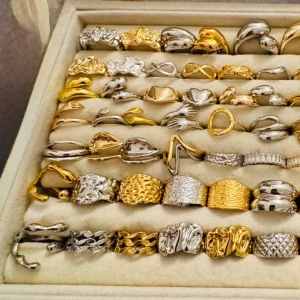 Massa nya ringar i lager 🥰 - Massa nya ringar i lager!! Ringarna är guld/silver pläterade och är justerbara vilket innebär att de passar alla! Skötselråd medföljer! Kontakta vid intresse av köp! 💓